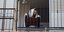 Εβραίος κάθεται στο μπαλκόνι του σπιτιού του