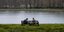 Φίλοι κάθονται σε παγκάκι σε λίμνη της Γαλλίας