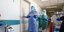 Γιατρός μπαίνει σε δωμάτιο ασθενή, αυριο αποτελέσματα ευλογιά των πιθήκων
