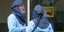 Γιατροί με ειδικές γαλάζιες στολές στη Γιούτα
