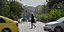 Γυναίκα διασχίζει την Κηφισίας την Τρίτη του Πάσχα και ενώ βρίσκονται σε εφαρμογή μέτρα απαγόρευσης κυκλοφορίας