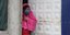 Γυναίκα από το Εκουαδόρ στέκεται στην πόρτα του σπιτιού της
