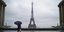 Άδειο και βροχερό το Παρίσι εν μέσω καραντίνας για τον κορωνοϊό