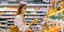 Γυναίκα σε σούπερ μάρκετ φοράει μάσκα και κρατάει λεμόνι