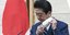 Ο πρωθυπουργός της Ιαπωνίας Σίνζο Αμπε βγάζει τη μάσκα που φορά