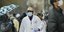 Εργαζόμενος σε νοσοκομείο της Νέας Υόρκης με στολή, μάσκα και γάντια για την πρόληψη μετάδοσης του κορωνοϊού