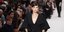 Η Ιρίνα Σάικ στην πασαρέλα με μαύρο φόρεμα 
