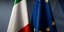 Η ιταλική σημαία πλάι σ' αυτή της ΕΕ