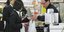 Γυναίκα ψωνίζει σε σούπερ μάρκετ στην Ιαπωνία