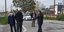 Κάτοικοι του οικισμού Νέας Σμύρνης στη Λάρισα συνομιλούν με αστυνομικούς