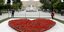 Μια τεράστια καρδιά από λουλούδια στην πλατεία Συντάγματος για μια διαφορετική Πρωτομαγιά 