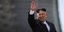 Ο Κιμ Γιονγκ Ουν χαιρετάει σε εορταστική τελετή