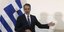 Ο πρωθυπουργός Κυριάκος Μητσοτάκης μπροστά από μια ελληνική σημαία