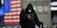 Κορωνοϊός άνδρας με μάσκα περπατά στην Νέα Υόρκη