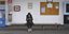 κορωνοϊός γυναίκα με μάσκα σε σταθμό μετρό 