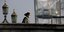 Κορωνοϊός γυναίκα με μάσκα περπατά σε γέφυρα 