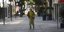 Άνδρας με στολή και μάσκα απολυμαίνει δημόσιο χώρο στην Κύπρο