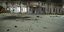 Σημάδια από βομβαρδισμό στο έδαφος έξω από κτίριο στη Λιβύη