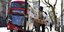 Ποδηλάτης στο Λονδίνο με πλακάτ «προσευχόμαστε για τον Μπόρις» εν μέσω πανδημίας του κορωνοϊού