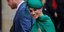 Μέγκαν Μαρκλ με πράσινο φόρεμα χαιρετά τον κόσμο και πίσω της ο πρίγκιπας Χάρι