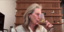 Η Μέριλ Στριπ πίνει κοκτέιλ