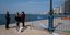 Αστυνομικός μιλάει με δύο γυναίκες με σκυλί στην παραλία της Θεσσαλονίκης