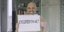 Ο Νίκος Μουτσινάς με πλακάτ που γράφει επιστρέφουμε, στο νέο τρέιλερ της εκπομπής «Καλό Μεσημεράκι»