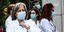 Νοσηλεύτριες έξω από νοσοκομείο στην Ελλάδα, με στολές και μάσκες