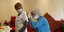 Ηλικιωμένη με μάσκα προστασίας από τον κορωνοϊό σε γηροκομείο της Γαλλίας