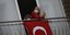 Μητέρα και παιδί με σημαία της Τουρκίας στην καραντίνα για τον κορωνοϊό