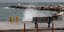 Παγκάκι δίπλα στο κύμα σε λιμάνι στην Ραφήνα