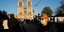 Πολίτης με μάσκα στο Παρίσι, με φόντο την Παναγία των Παρισίων, εν μέσω κορωνοϊού