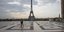Ο Πύργος του Άιφελ στο Παρίσι, ενώ είναι σε ισχύ καραντίνα για τον κορωνοϊό