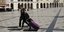 Νεαρό ζευγάρι με βαλίτσες στο κέντρο της Πάτρας