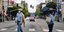 Πεζοί περνούν τον δρόμο σε πόλη των ΗΠΑ