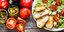 Ντομάτες, ελιές, ελαιόλαδο, παξιμάδια και χαρακτηριστικά τρόφιμα μιας μεσογειακής διατροφής