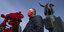 Άνδρας με κόκκινη μάσκα ενάντια στον κορωνοϊό μπροστά στο άγαλμα του Λένιν στη Μόσχα