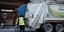 Καθαριστές του Δήμου συλλέγουν τα ανακυκλώσιμα υλικά