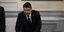 Ο Νίκος Χαρδαλιάς με μαύρο κοστούμι υπογράφει την ημέρα της ορκωμοσίας του ως υφυπουργός Πολιτικής Προστασίας