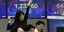 Γυναίκα σε συνεδρίαση του Χρηματιστηρίου στη Σεούλ της Νότιας Κορέας