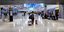 Επιβάτης στο αεροδρόμιο Ελ. Βενιζέλος στα Σπάτα, με τις βαλίτσες στο χέρι