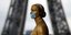 Άγαλμα με μάσκα προστασίας από τον κορωνοϊό με φόντο τον Πύργο του Άιφελ