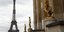 Αγάλματα με μάσκες προστασίας από τον κορωνοϊό, με φόντο τον Πύργο του Άιφελ στο Παρίσι