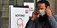 Ανδρας φοράει μάσκα για τον κορωνοϊό στην Γερμανία