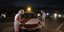 Άνδρες στο Ιράν με μάσκα και στολή απολυμαίνουν αυτοκίνητο