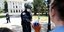 Αστυνομικός με μάσκα για τον κορωνοϊό δίνει κουβά με αντικείμενα σε πολίτη