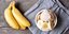 Μπολ με σπιτικό παγωτό μπανάνα, πλάι σε τσαμπί με φρούτα