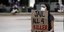 Διαδηλωτής με αφορμή τη δολοφονία του Τζορτζ Φλόιντ με πλακάτ που γράφει «Φυλακή για τους 4 δολοφόνους αστυνομικούς»