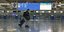 Επιβάτης με μάσκα στο αεροδρόμιο Ελευθέριος Βενιζέλος