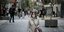 Κορωνοϊός: Μια γυναίκα που φορά μάσκα περπατά στην Ερμού